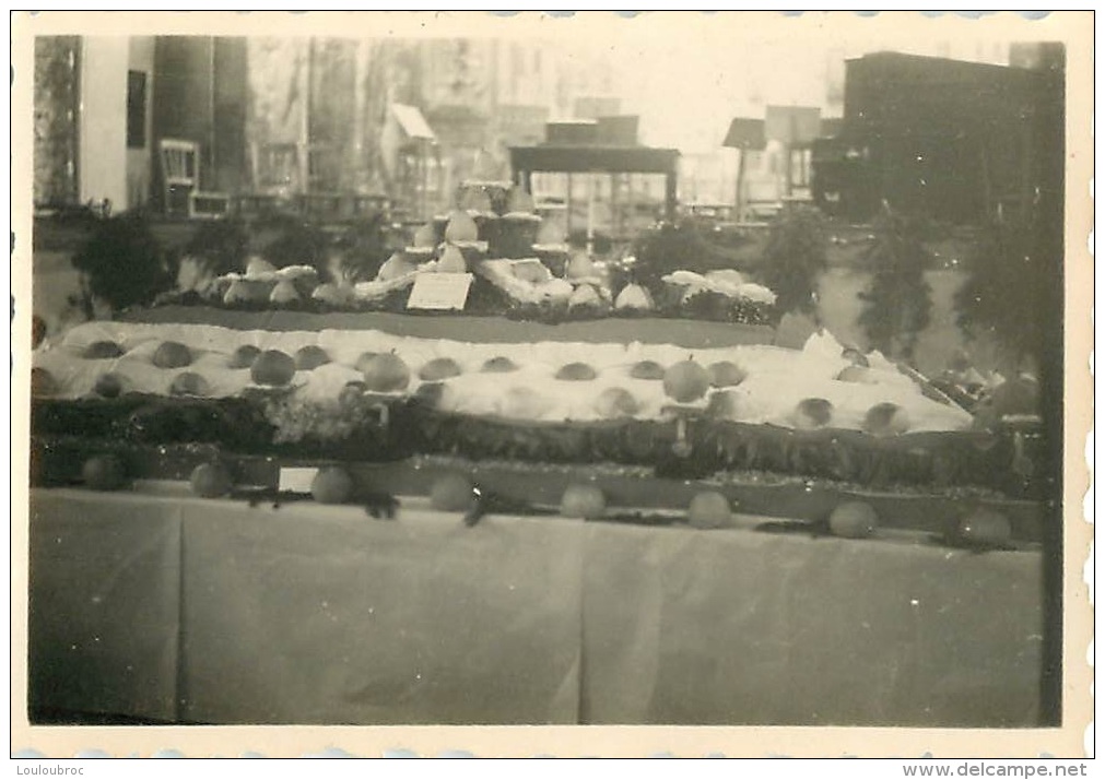 9 PHOTOS DE   COULOMMIERS  EXPOSITION DE FRUITS EN 1949  FORMAT  8 X 6 CM - Lieux