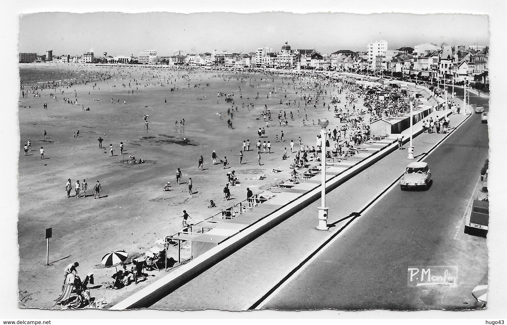 LES SABLES D' OLONNE - N° 264 - LA PLAGE - CITROEN DS ET 2CV - FORMAT CPA VOYAGEE - Sables D'Olonne