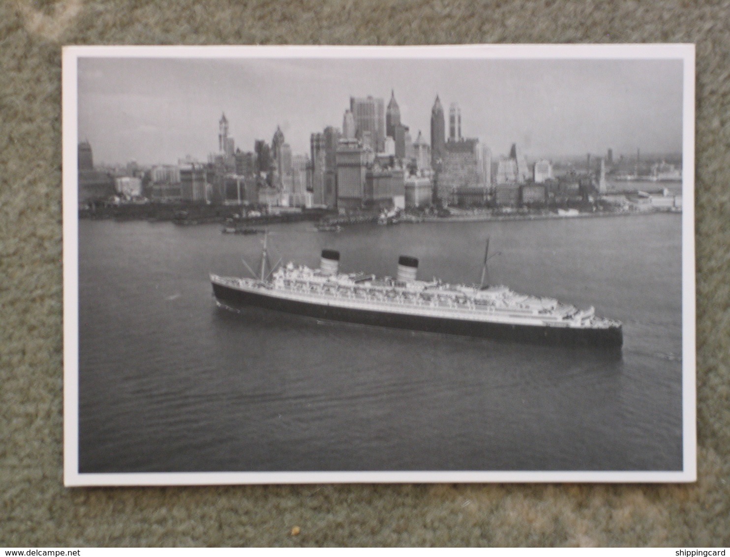 CUNARD LINE QUEEN ELIZABETH IN NEW YORK, AERIAL VIEW - MODERN CARD - Piroscafi