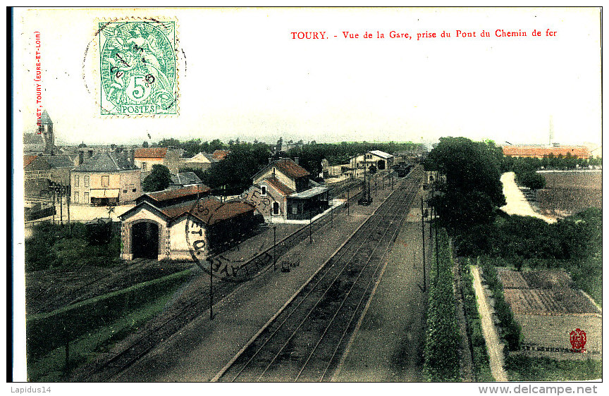 AJ 928 / C P A    -  TOURY   (28)   VUE DE LA GARE PRISE DU PONT DU CHEMIN DE FER - Altri & Non Classificati