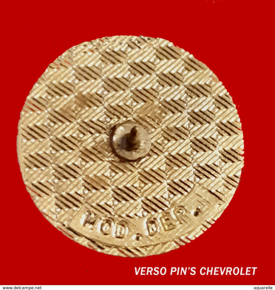 SUPER PIN'S LOGO Automobile "CHEVROLET" : Support Base Or, Cloisonné Et Relief, Diamètre 2,7cm Signé MOD DEP - Autres & Non Classés