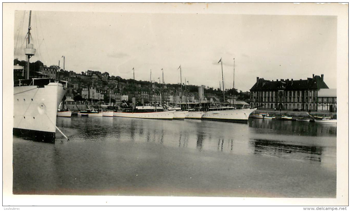 PHOTO  TROUVILLE DEAUVILLE  1933 LE BASSIN DES YACHTS    FORMAT  11.50 X 7.00 CM - Orte