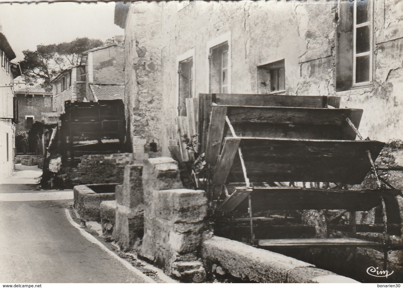 CPSM  84 L'ISLE SUR LA SORGUE   RUE DES ROUES - L'Isle Sur Sorgue