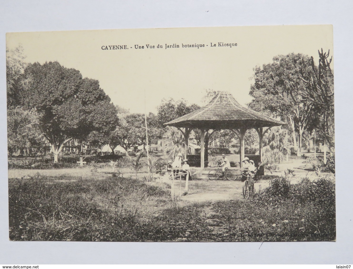 C.P.A. GUYANE : CAYENNE Une Vue Du Jardin Botanique, Le Kiosque, Vélos, Animé - Cayenne