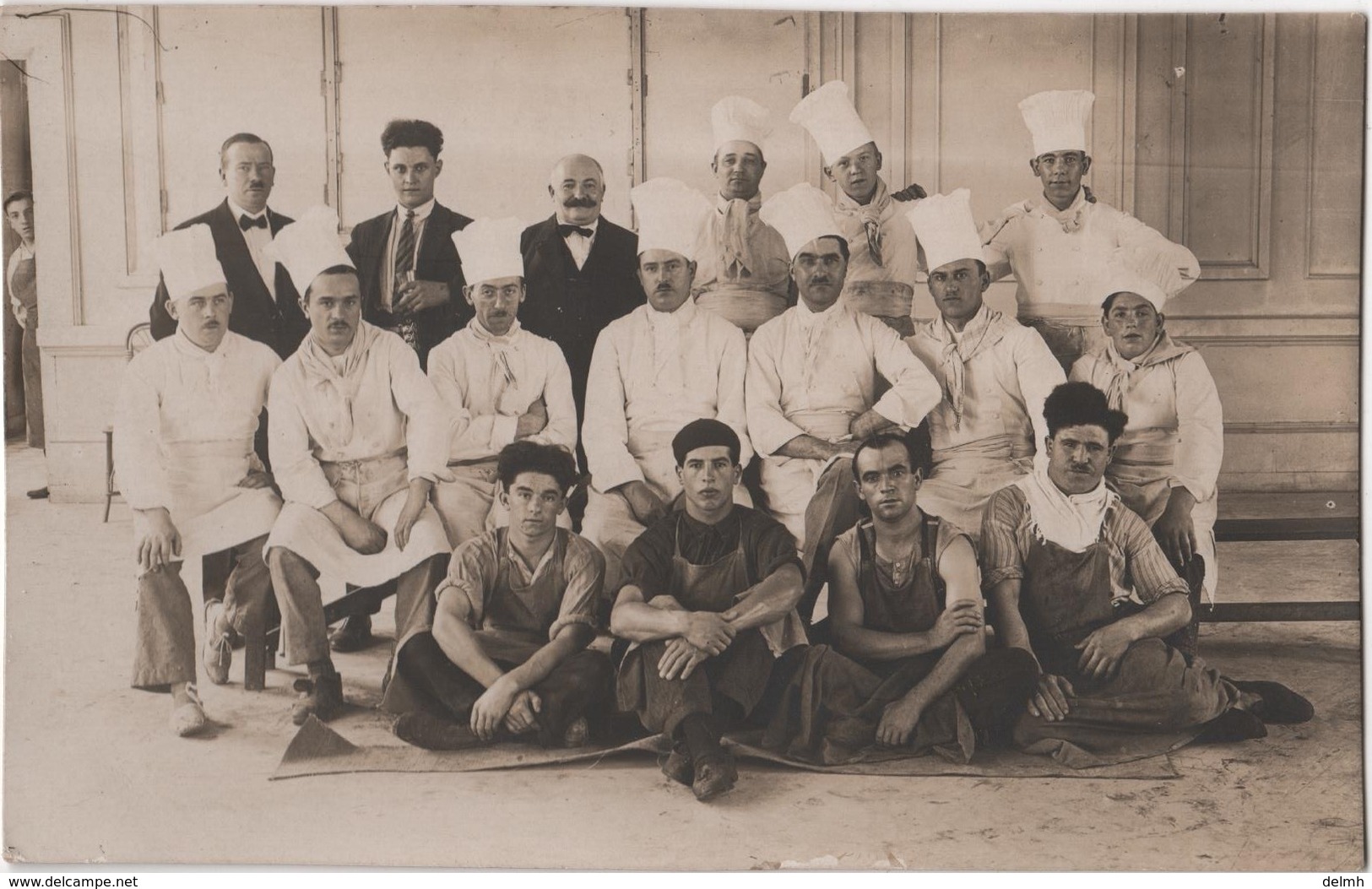 Carte Photo Cuisiniers Serveurs Apprentis Personnel D'un Hôtel Restaurant  à Identifier - Restaurants