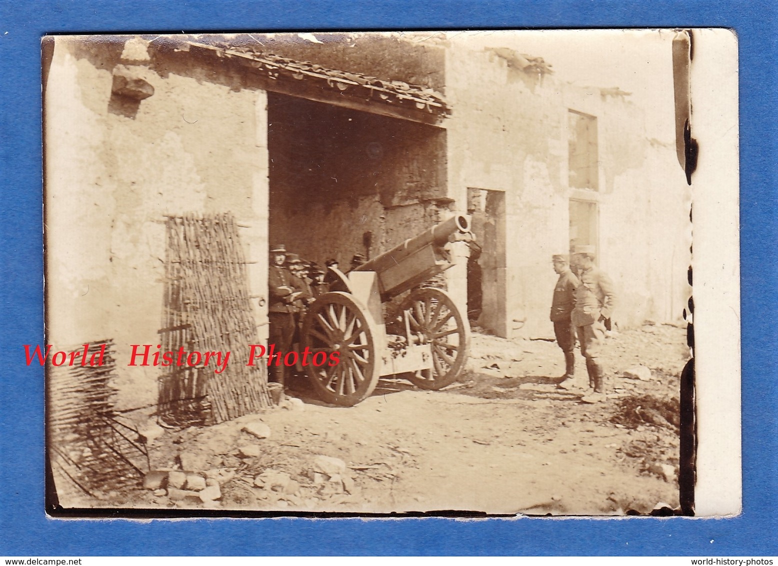 Photo Ancienne D'un Poilu - Front De Verdun ? - Canon Installé Dans Une Grange - Artillerie Gun WW1 Soldat - Guerre, Militaire