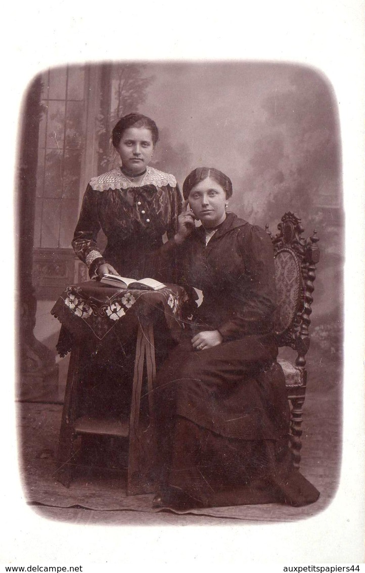 Carte Photo Originale Lecture & Lectrice - Mère-Fille En Studio & Livre Ouvert Vers 1900 - Personnes Anonymes