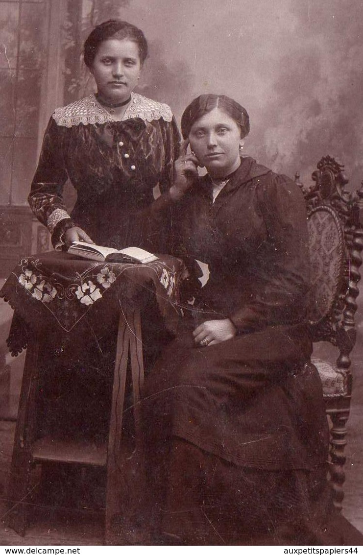 Carte Photo Originale Lecture & Lectrice - Mère-Fille En Studio & Livre Ouvert Vers 1900 - Personnes Anonymes