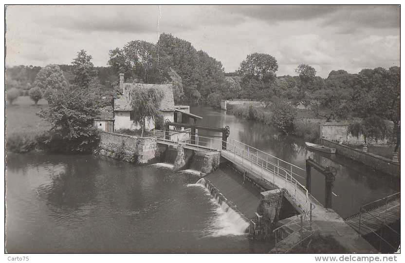 Architecture - Moulins à Eau - Moulin De Nogent Le Roi - Déversoir - Wassermühlen