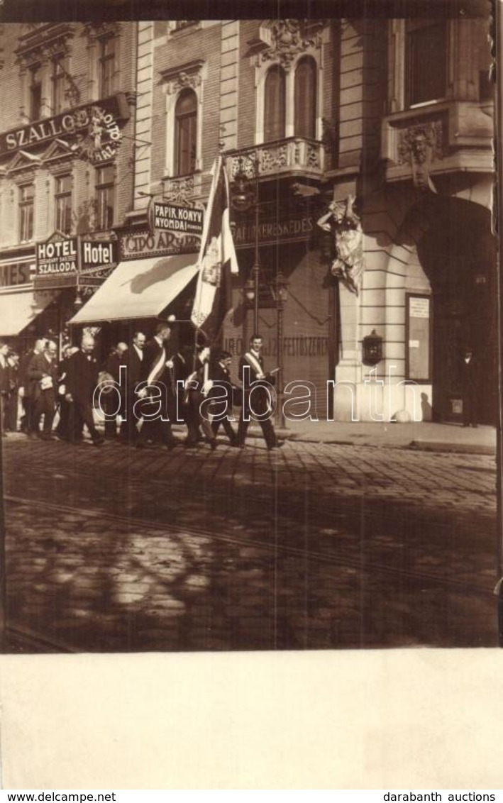 ** T2/T3 Budapest VII. Baross Tér 19. Hotel Arany Sas Szálloda, üzletek, ünnepi Körmenet. Photo (EK) - Ohne Zuordnung