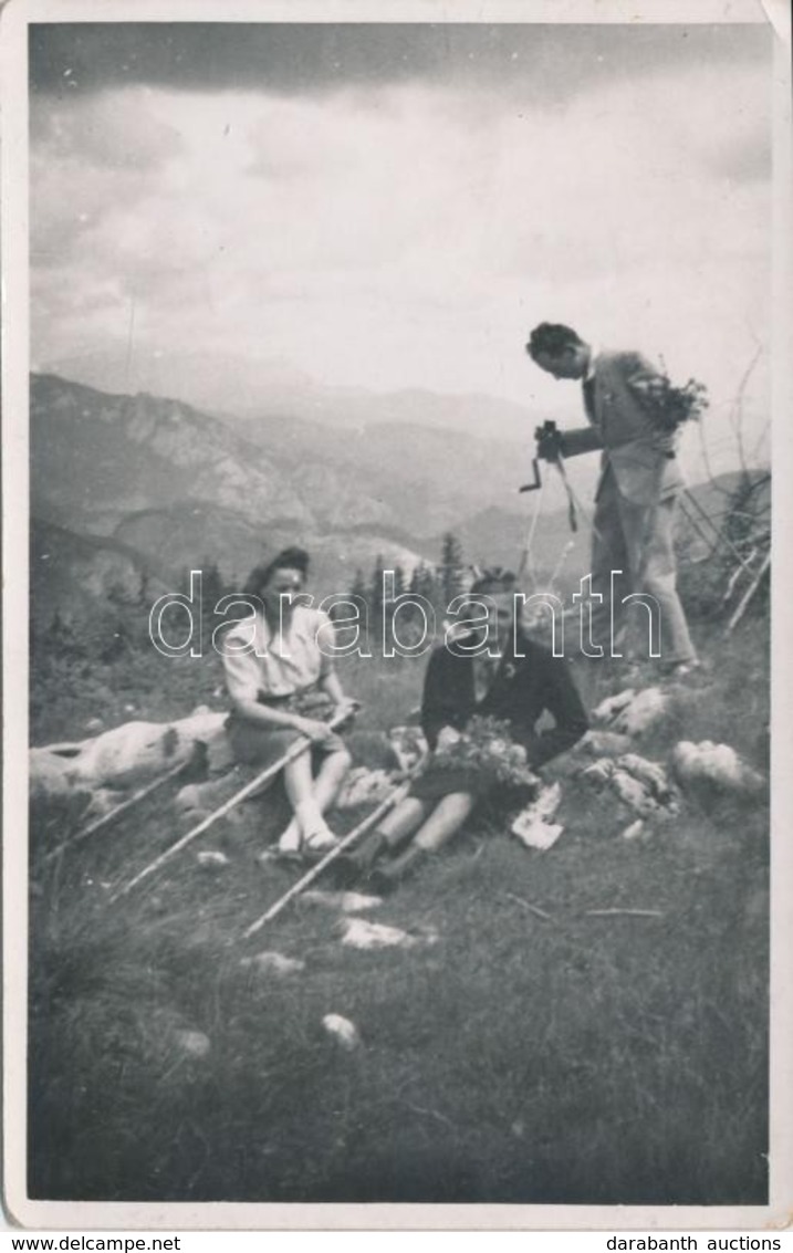 * T2/T3 1943 Gyilkos-tó, Lacul Rosu; Kirándulók, Fényképez?gép állványon / Hikers, Camera On Tripod Photo (EK) - Ohne Zuordnung