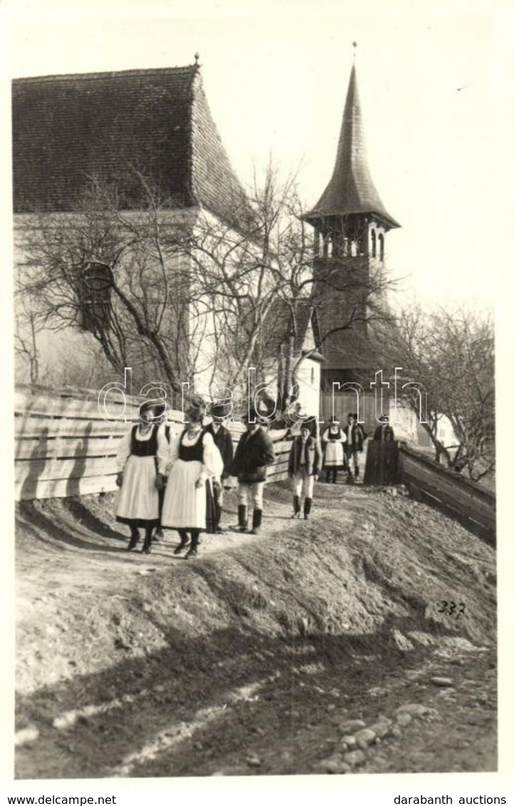 ** T1/T2 Kecsetkisfalud, Satu Mic; Kijövet A Templomból. Kováts István Fényképész Kiadása / Church, Folklore - Ohne Zuordnung