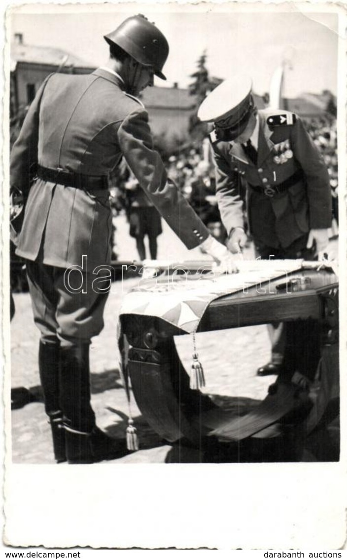 * T2/T3 1942 Kolozsvár, Cluj; Honvédnap, Zászlószeg Beverés, Katonák / Royal Hungarian Army Day, Soldiers With Flagpole. - Zonder Classificatie