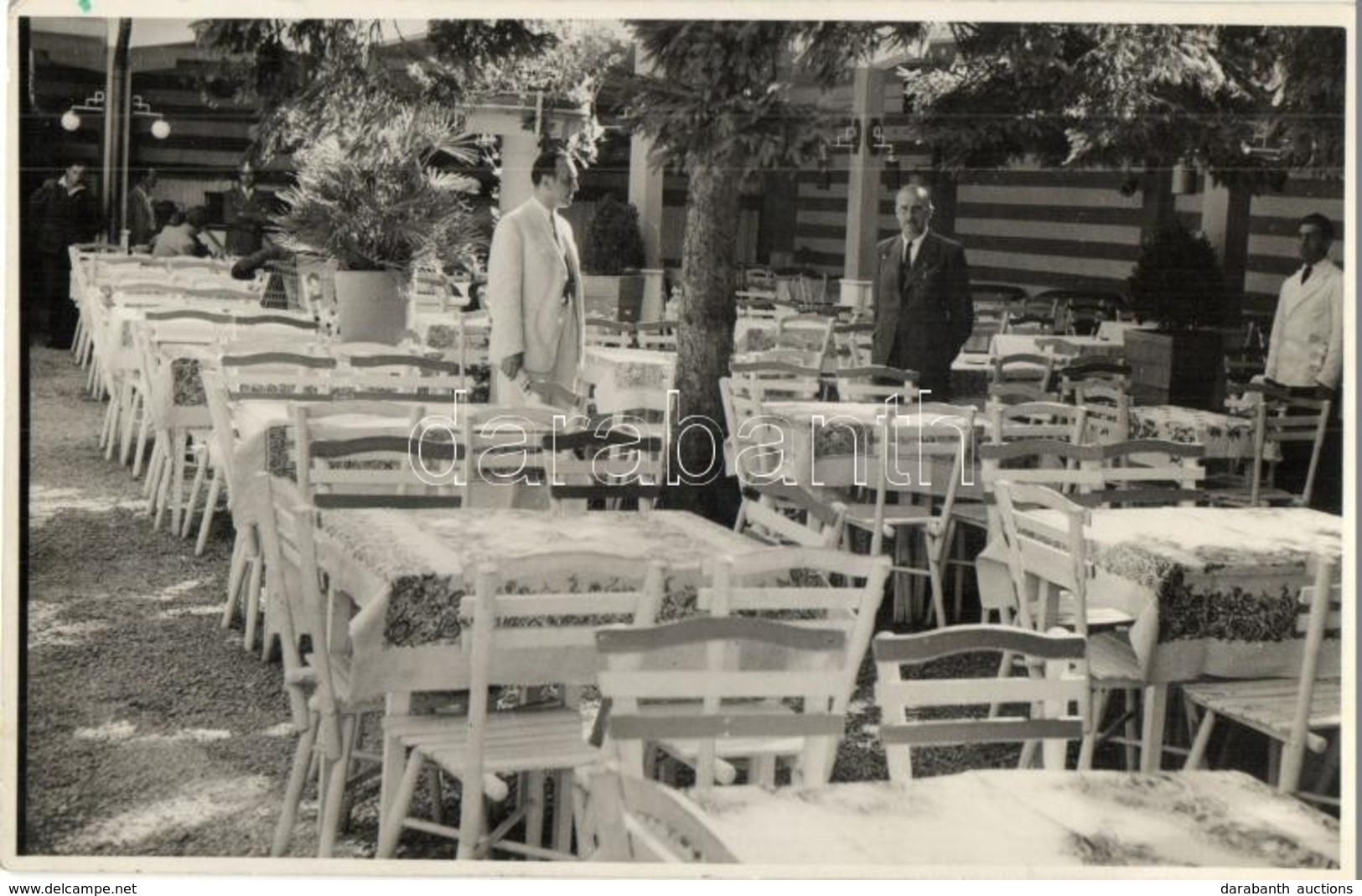 * T2 1941 Nagyvárad, Oradea; Vendégl? Kerthelyisége / Restaurant's Garden. Photo - Ohne Zuordnung