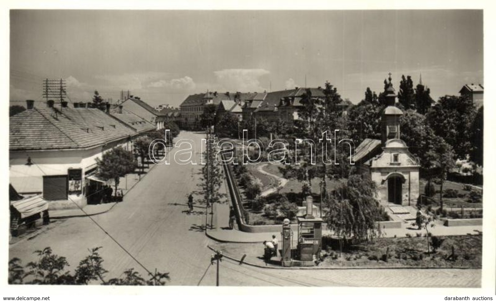 T2 Érsekújvár, Nové Zamky; Széchenyi Utca, Piac, Kápolna, Benzinkút, üzlet / Street View With Market, Shop, Gas Station  - Non Classificati