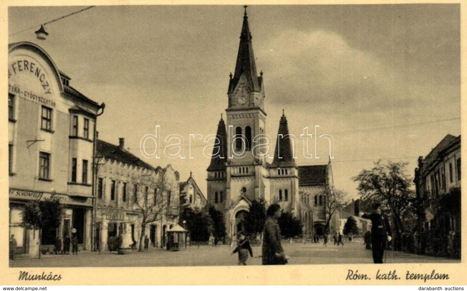 T2 Munkács, Mukacheve, Mukacevo; Utcakép, Római Katolikus Templom, Dr. Ferenczy Gyógyszertár, F. Schönfeld üzlete / Stre - Zonder Classificatie