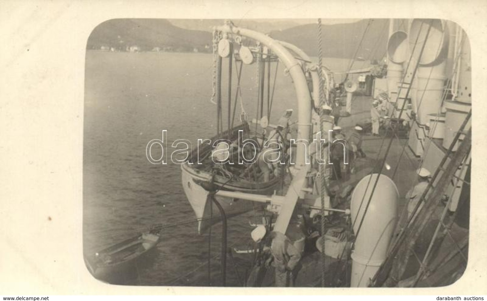 ** T1/T2 SMS Novara K.u.K. Haditengerészet Helgoland-osztályú Gyorscirkáló Fedélzete, Csónak Leengedése Partraszálláshoz - Ohne Zuordnung