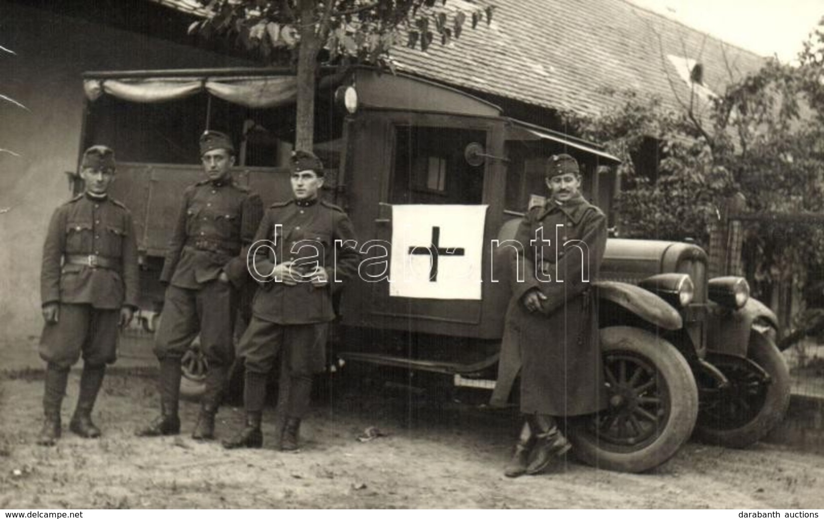 * T2 ~1940 Magyar Vöröskeresztes Automobil Katonákkal  / Hungarian Red Cross Automobile With Soldiers. Fekete László Pho - Ohne Zuordnung