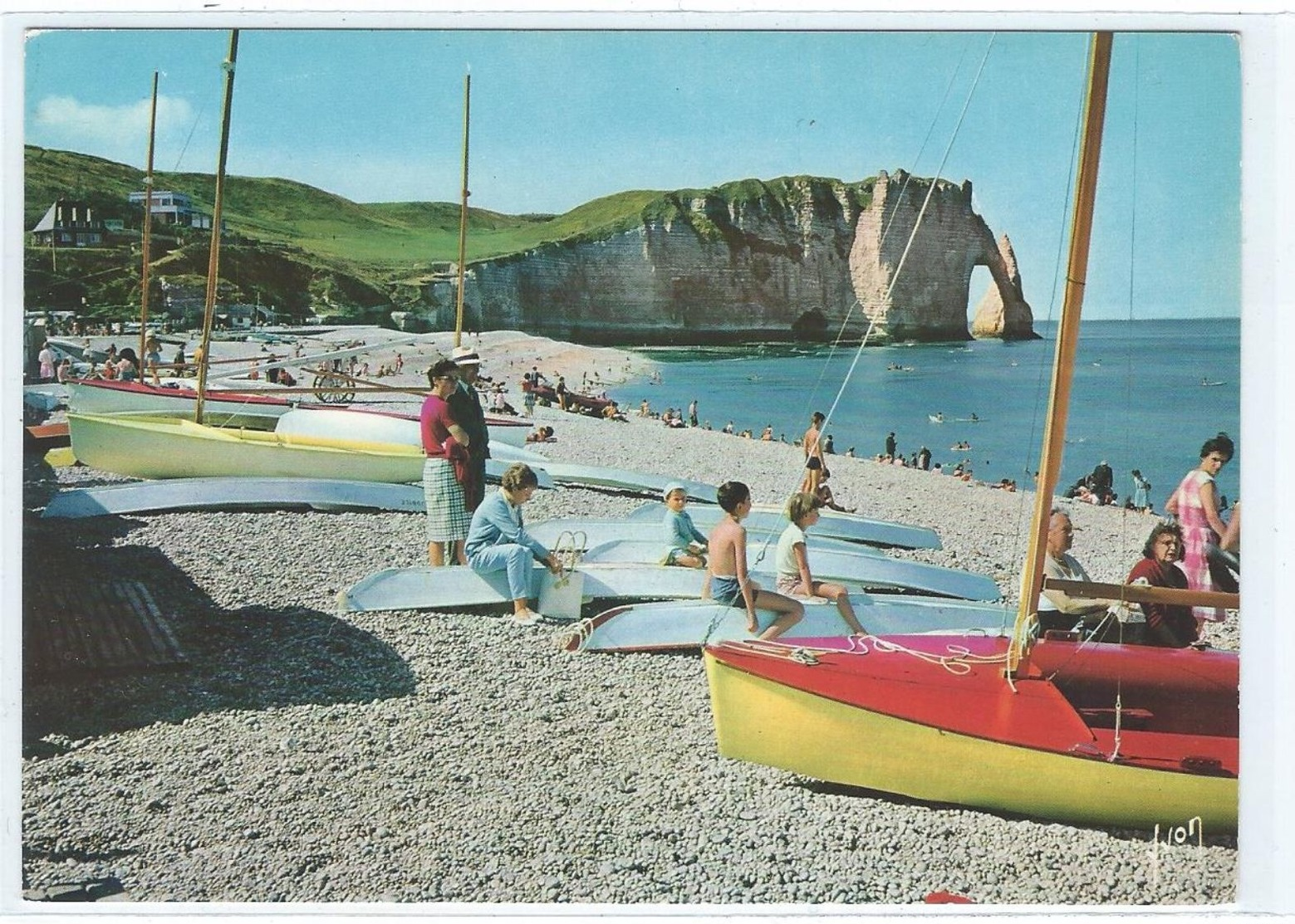 Etretat Sa Jolie Plage, Ses Falaises Et La Porte D' Aval - Etretat