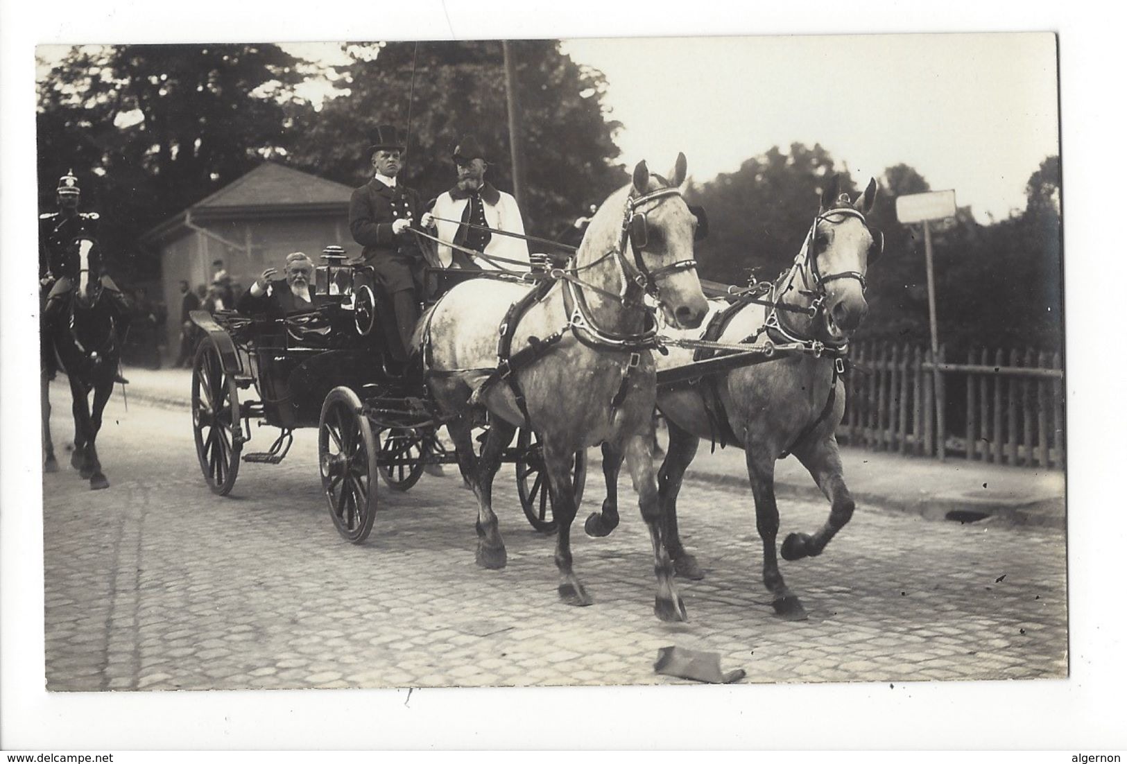 19689 - Carte Photo Promenade En Calèche Tirée Par Chevaux Blancs à Identifier - Altri & Non Classificati