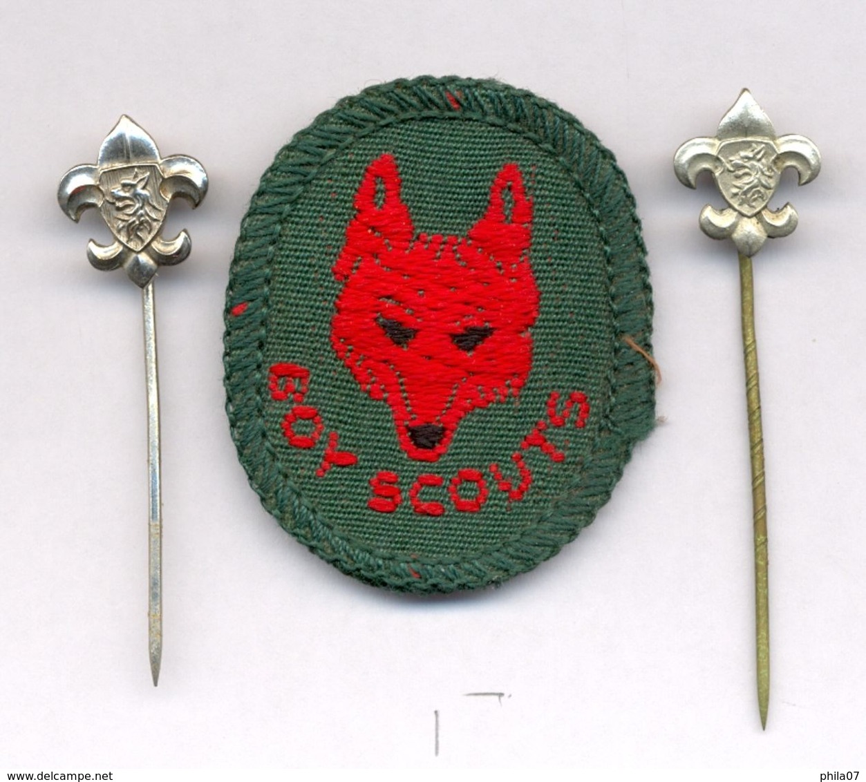 Boy Souts: Wolf Cub Cup Badge And Two Pin Badges For Boy Scouts With Image Of Wolf, Around 1935 / 2 Scans - Scoutisme