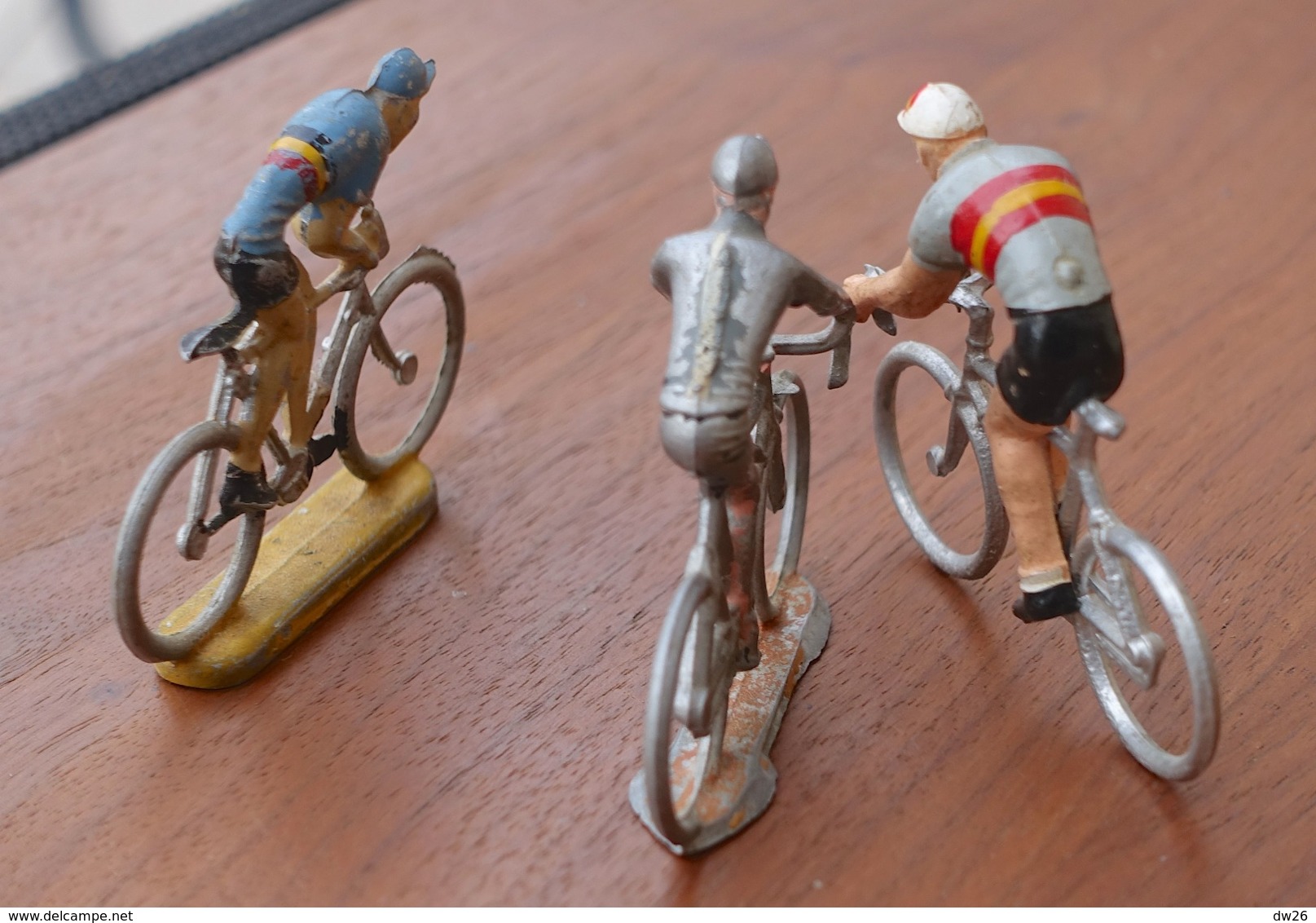 Lot De 3 Figurines En Métal (Alu?): Coureur Cycliste De 5 Cm - 2 Coureurs Avec Un Socle - Autres & Non Classés