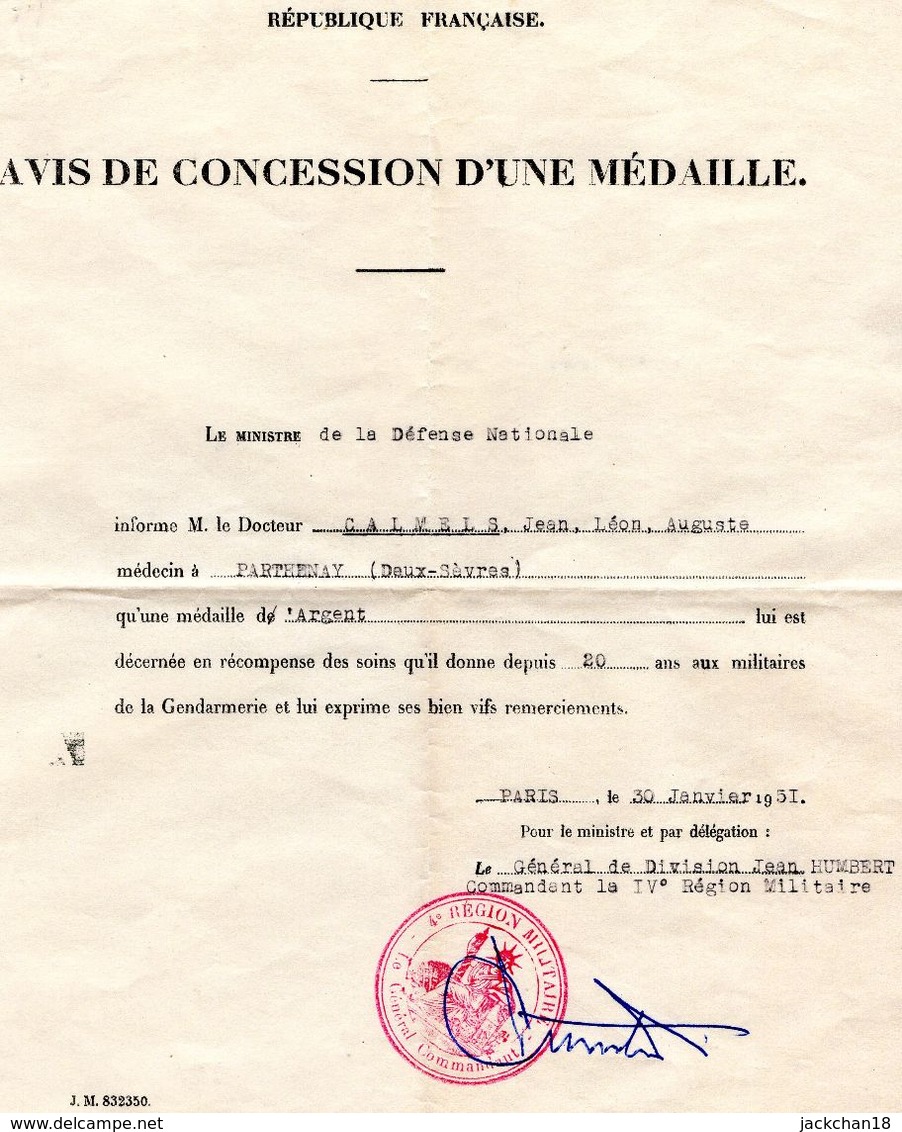 -- AVIS DE CONCESSION D'UNE MEDAILLE -- - Documents