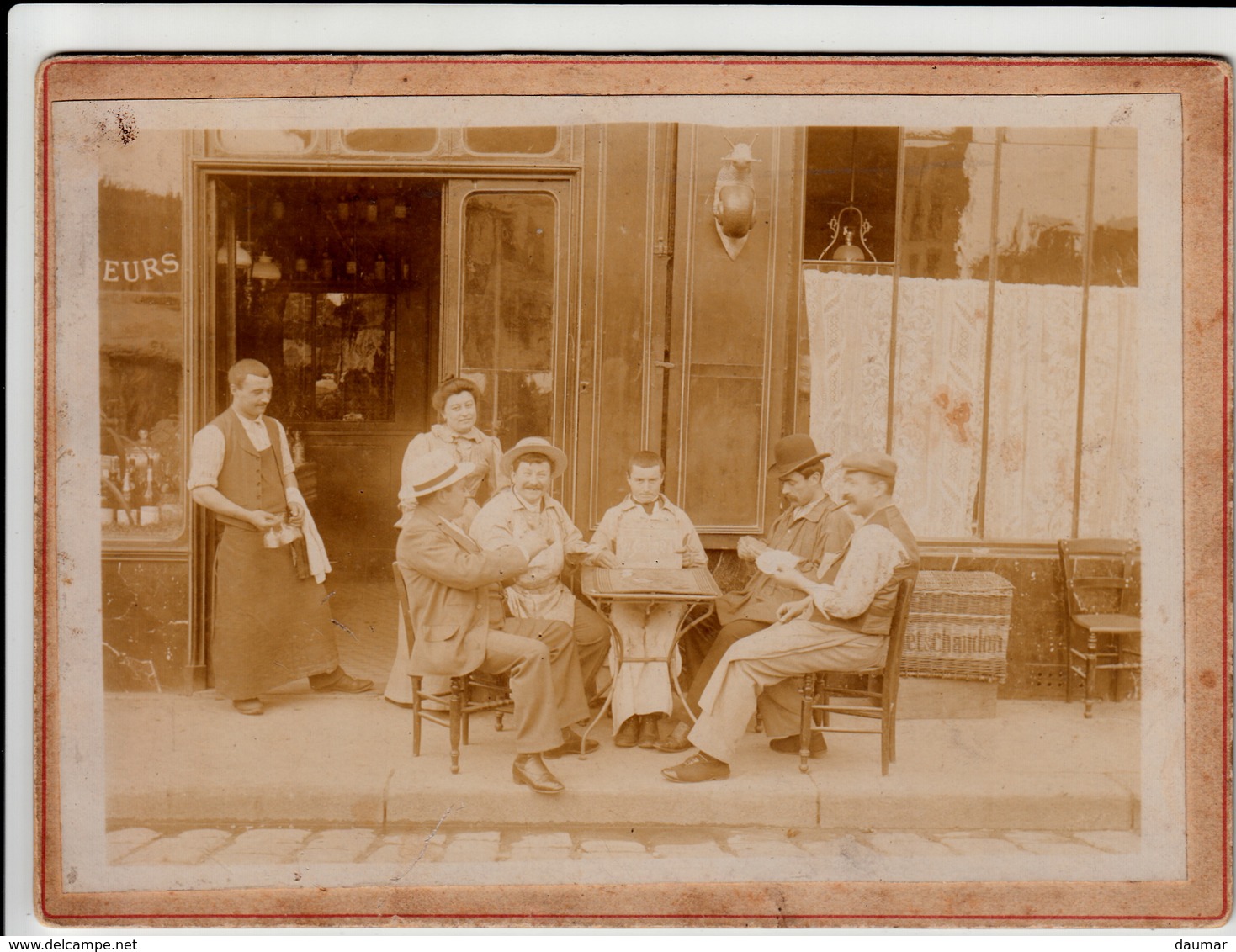 Brasserie :bénédiction Du Garçon De Café Pour Une Belle Partie De Cartes: 150 à 221 Au CAFÉ!!! Photo Ancienne - Métiers