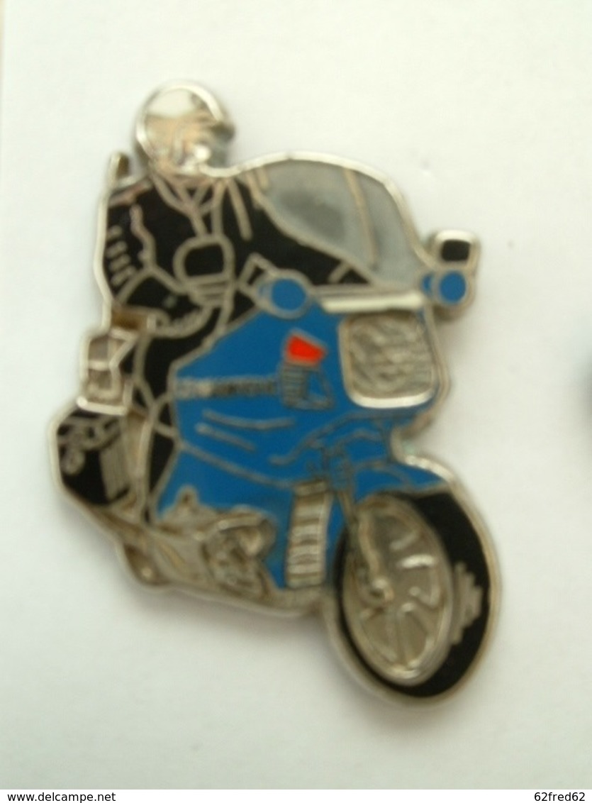 Pin's GENDARMERIE - MOTO - Militaria