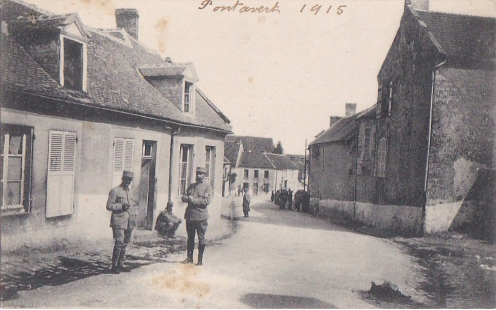 02 PONTAVERT  ROUCY  Rue Du VILLAGE Animée  SOLDATS Brassards CROIX ROUGE Ecrite 1915 - Altri & Non Classificati