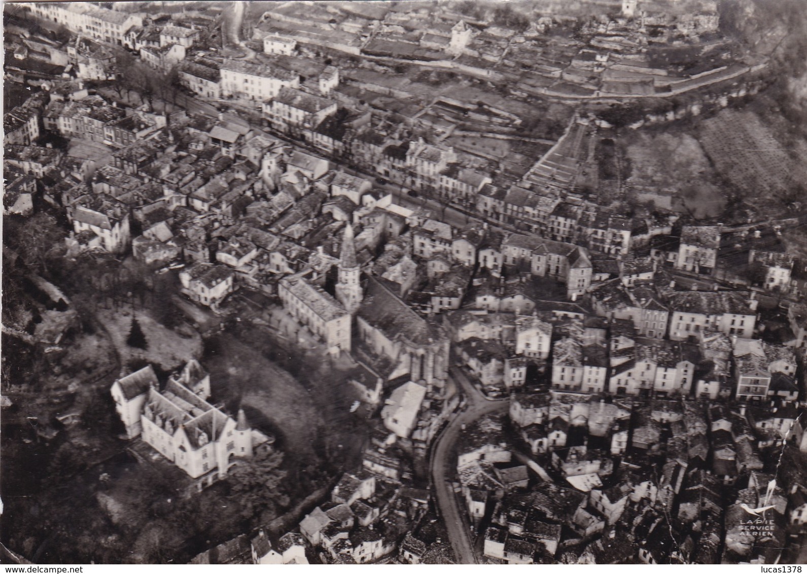 82 / EN AVION AU DESSUS DE CAYLUS / VUE GENERALE / LAPIE 3 / CIRC 1957 - Caylus