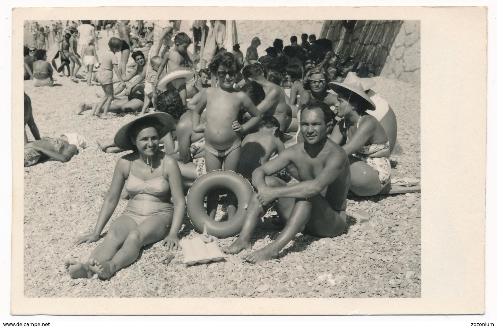 REAL PHOTO Ancienne - Cute Little Girl Kid W Parents Woman Man On Beach, Fillette Avec Parents Sur Plage Photo ORIGINAL - Autres & Non Classés