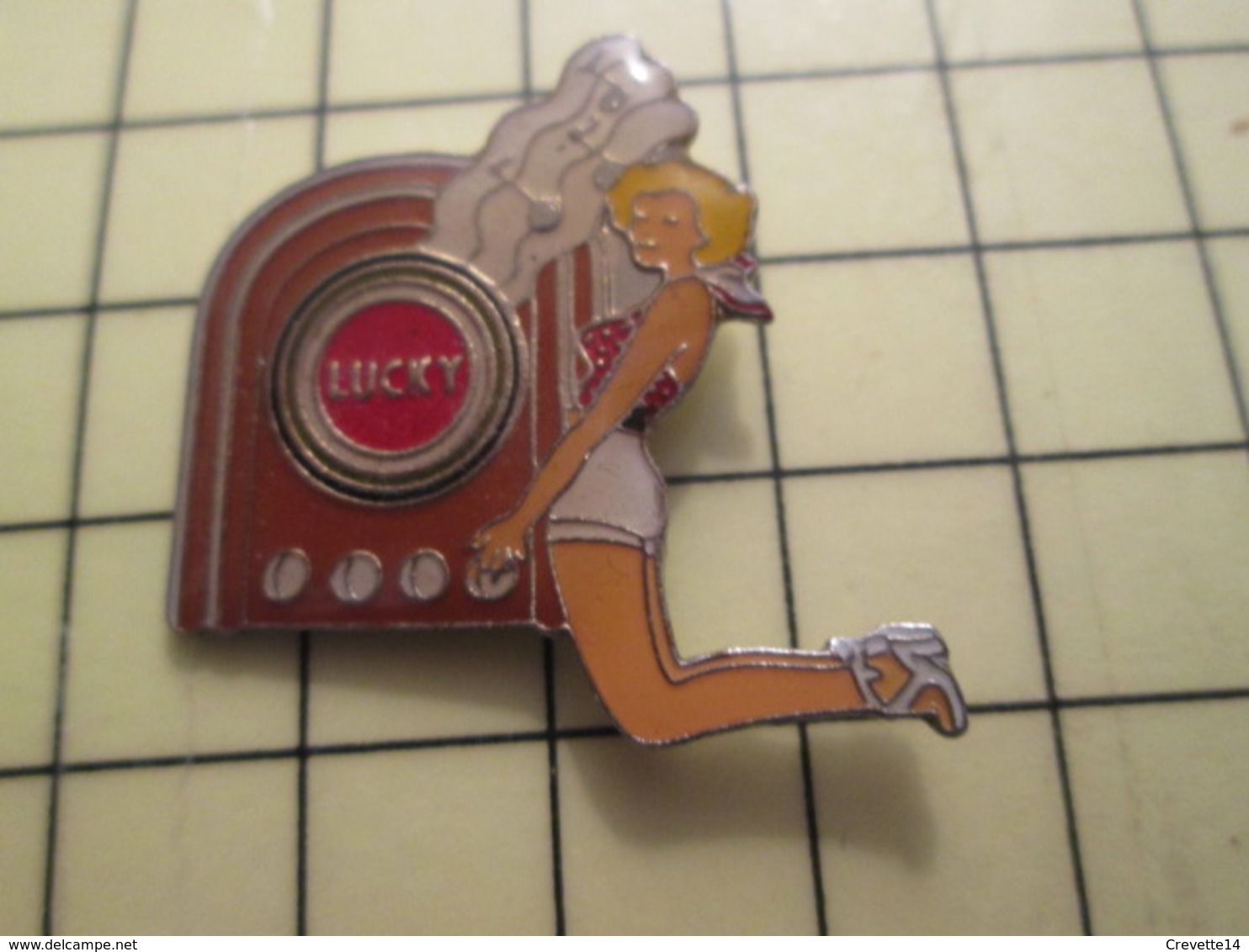 PIN616B Pin's Pins / Rare Et Beau : PIN_UPS / LUCKY STRIKE BLONDE A FORTE POITRINE ECOUTANT LA RADIO - Pin-ups