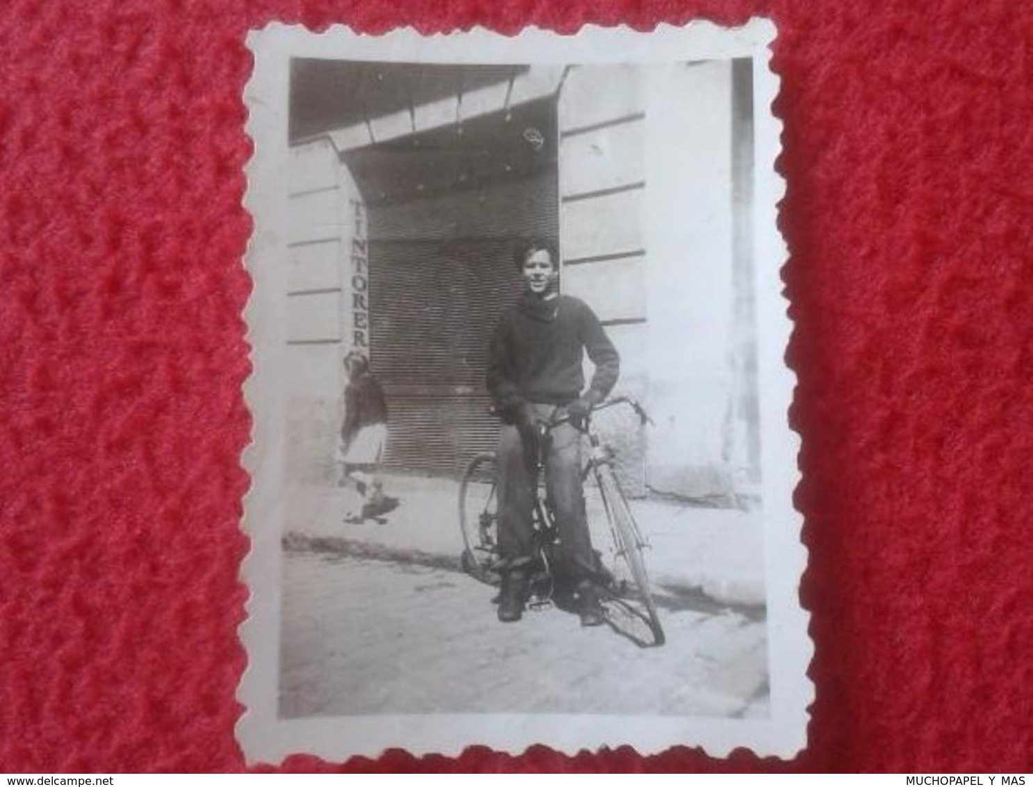 ANTIGUA FOTO FOTOGRAFÍA OLD PHOTO HOMBRE JOVEN EN BICICLETA BICI BICYCLE CON TINTORERÍA Y NIÑA AL FONDO. VER FOTO/S Y DE - Ciclismo