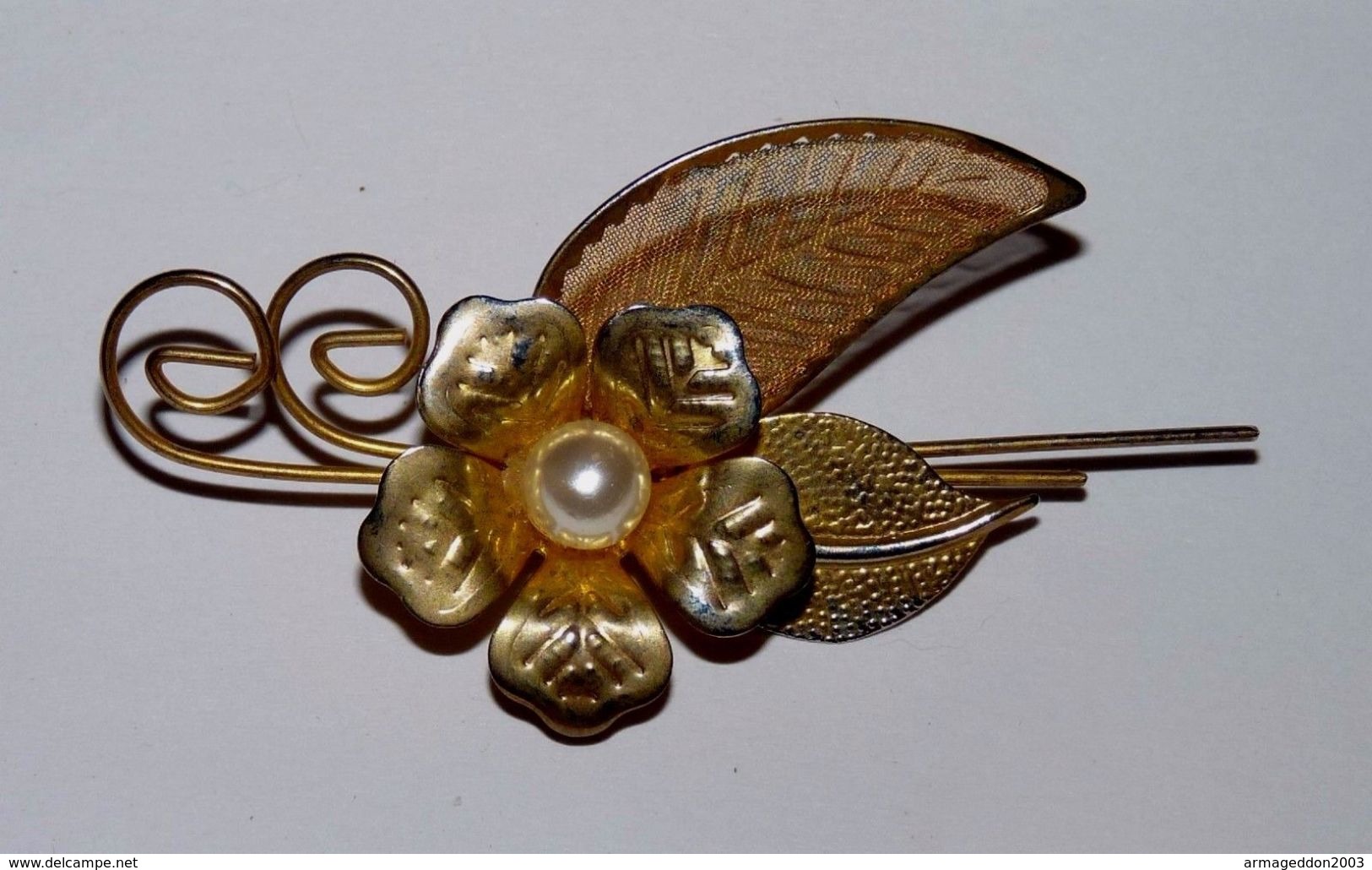 BROCHE DOREE FLEUR AVEC PERLE STYLE ANCIEN TBE COMME NEUVE - Broches