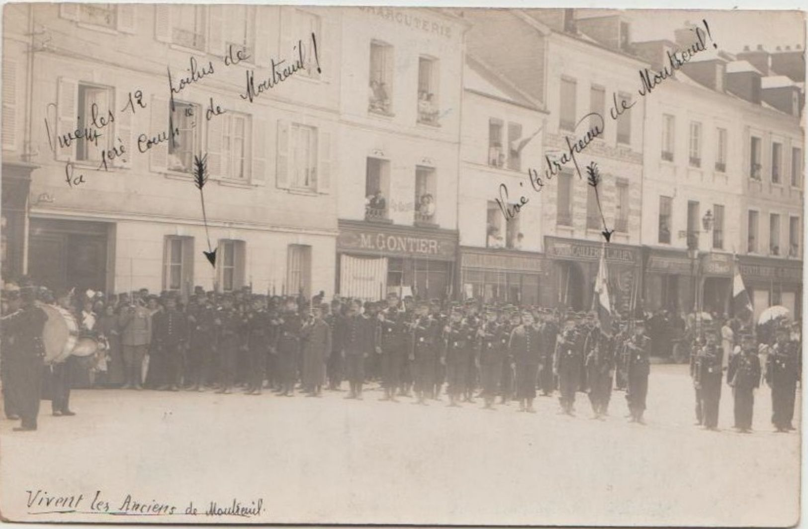 CPA PHOTO 27 LES ANDELYS Place Nicolas Poussin Revue Militaire Guerre 1915 Charcuterie Maison GONTIER Rare - Les Andelys