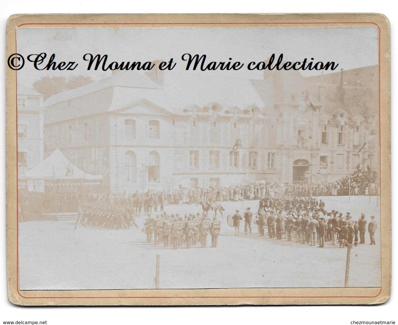 LISIEUX 14 JUILLET 1897 - CEREMONIE FETE NATIONALE PLACE THIERS MITTERAND - CALVADOS - CDV PHOTO 12.5 X 9.5 CM - Guerre, Militaire