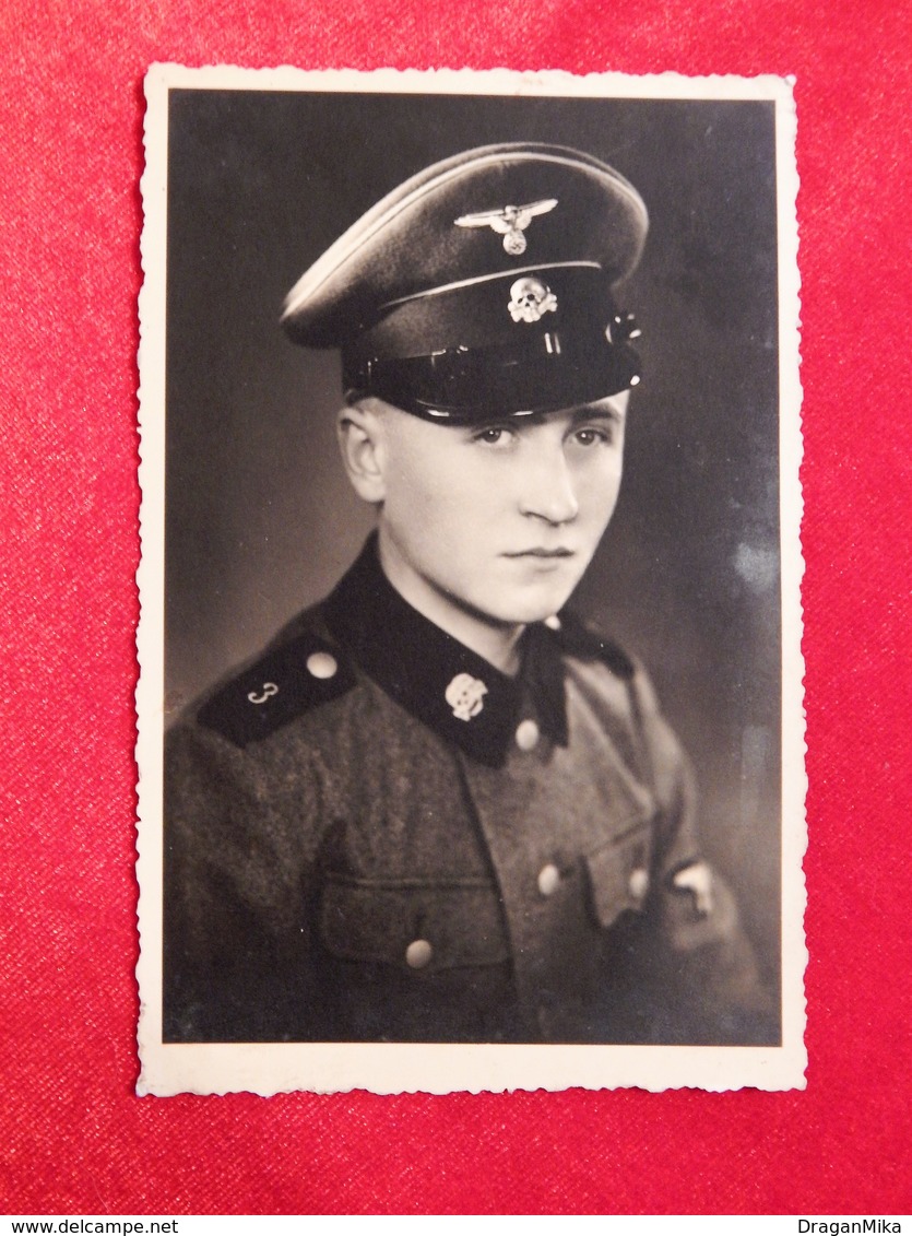 WW2 ORIGINAL PHOTO: Young German Officer With A Dead Skull Sign - 1939-45