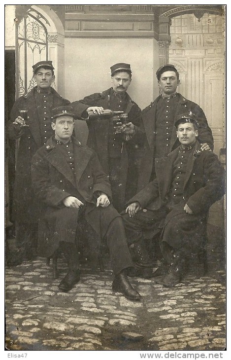 DISTRIBUTION DE PINARD  A  DES   SOLDATS  DU  14   SUR  LE  COL - Régiments