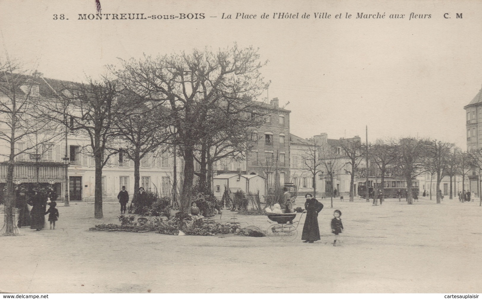 Montreuil : La Place De L'Hôtel De Ville Et Le Marché Aux Fleurs - Montreuil