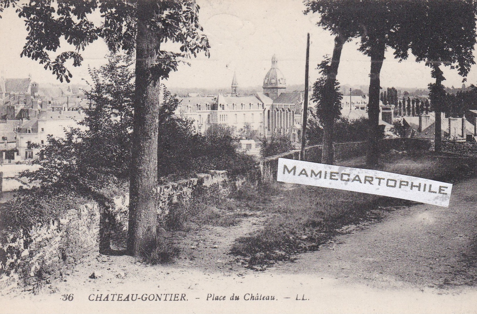 CHATEAU GONTIER - Dépt 53 -Place Du Château  - CPA - - Chateau Gontier