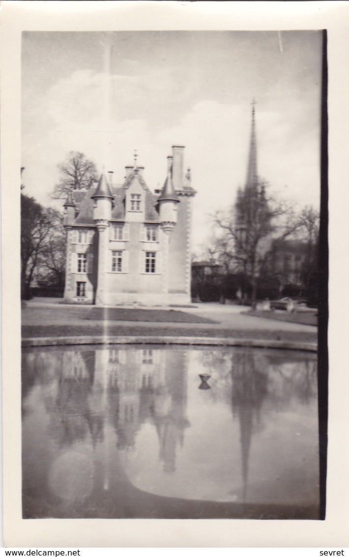 ST-JULIEN L'ARS. - Le Château Pris De La Pièce D'eau Côté Sud. Carte-Photo Très RARE - Saint Julien L'Ars