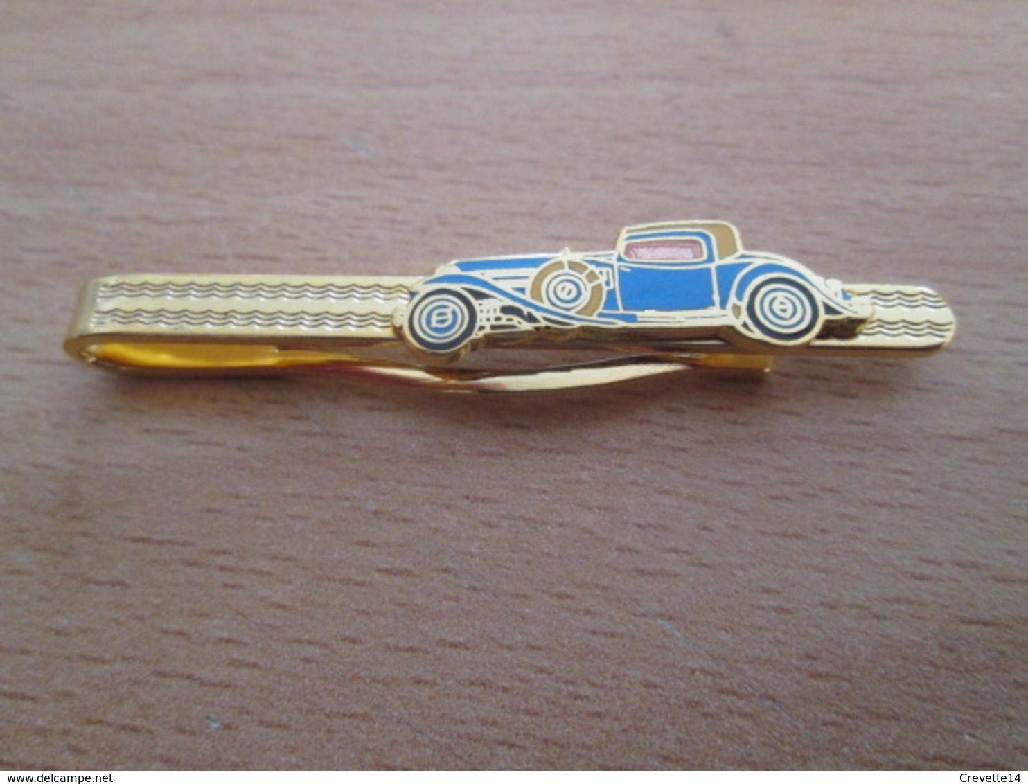 Etat Neuf : PINCE DE CRAVATE METAL JAUNE AVEC UNE VOITURE ANNES 1930 EN DECORATION - Manschetten- U. Kragenknöpfe