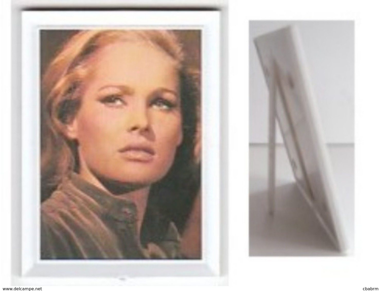 URSULA ANDRESS Petite Carte Format Environ 5 X 7 Cm Dans Cadre Plastique - Objets Dérivés