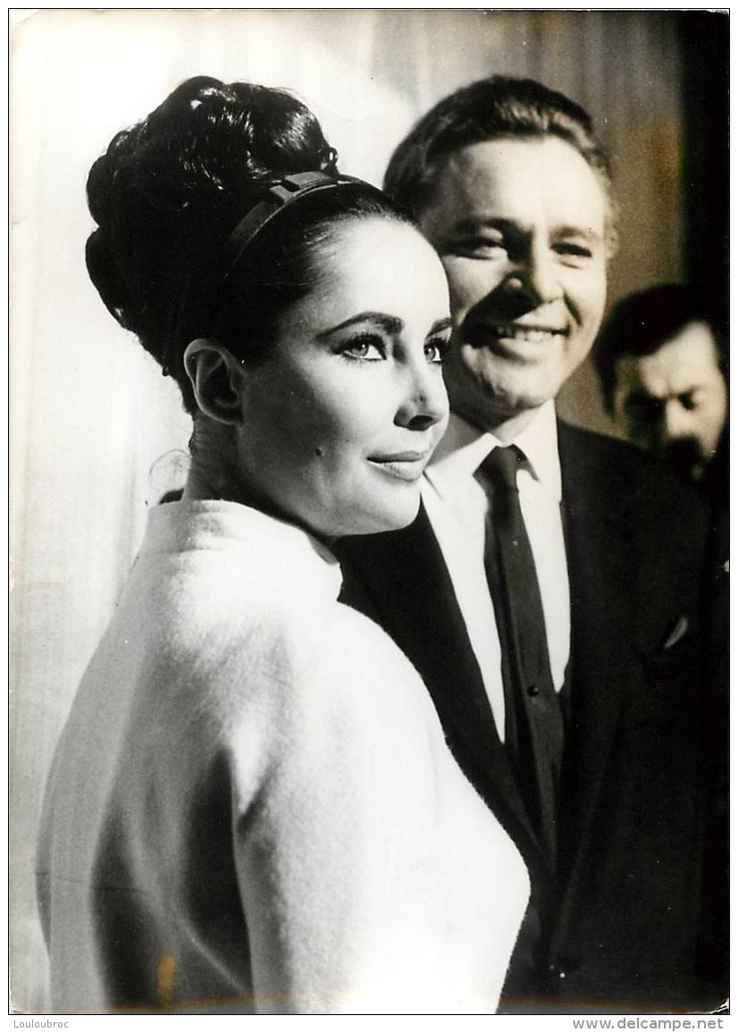 PHOTO  ELISABETH TAYLOR ET RICHARD BURTON FORMAT 18 X 13 CM - Personalidades Famosas