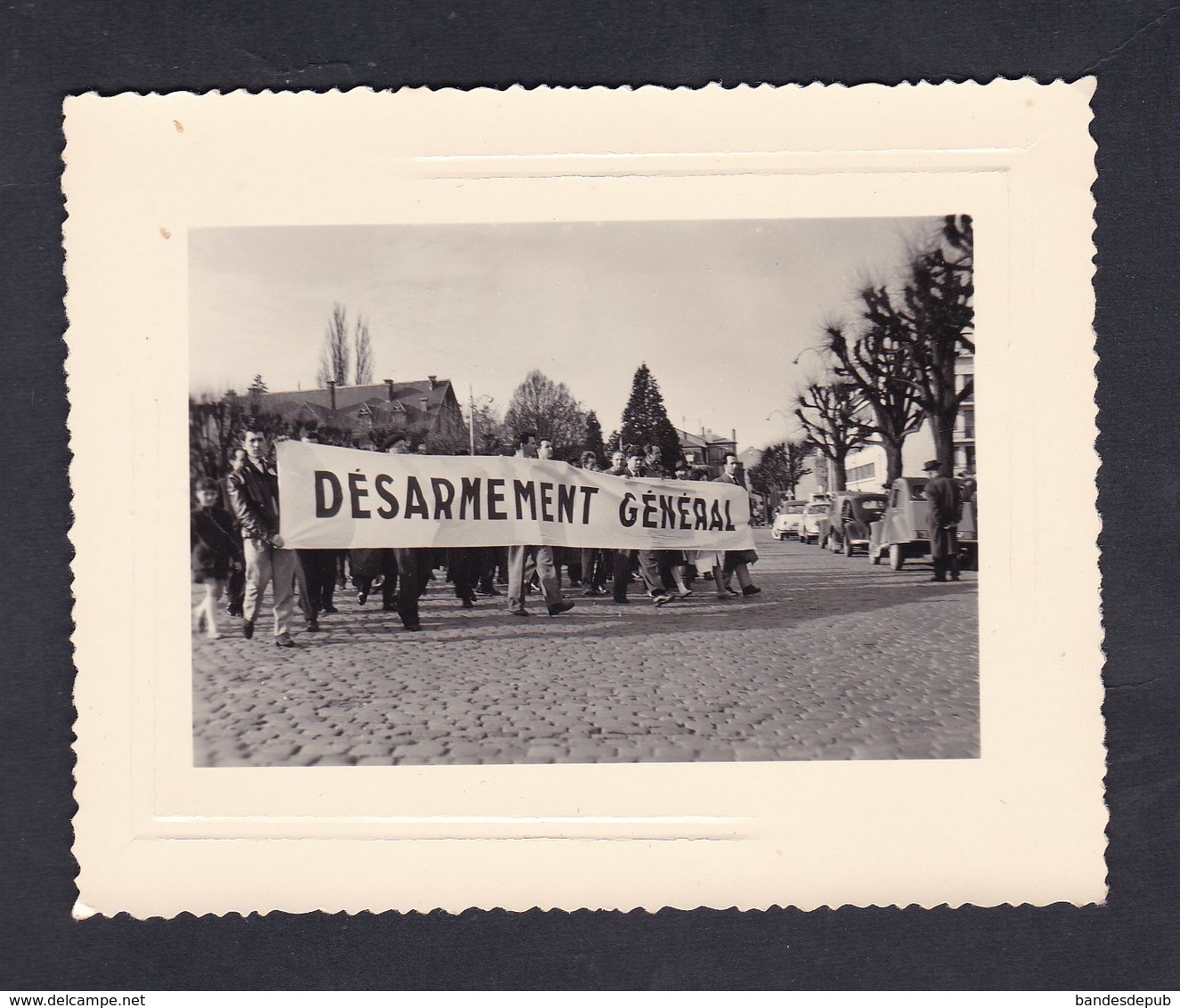 Photo Originale Vintage Snapshot Manifestation Pour Le Desarmement General Manifestants Voiture Citroen 2CV - Altri & Non Classificati