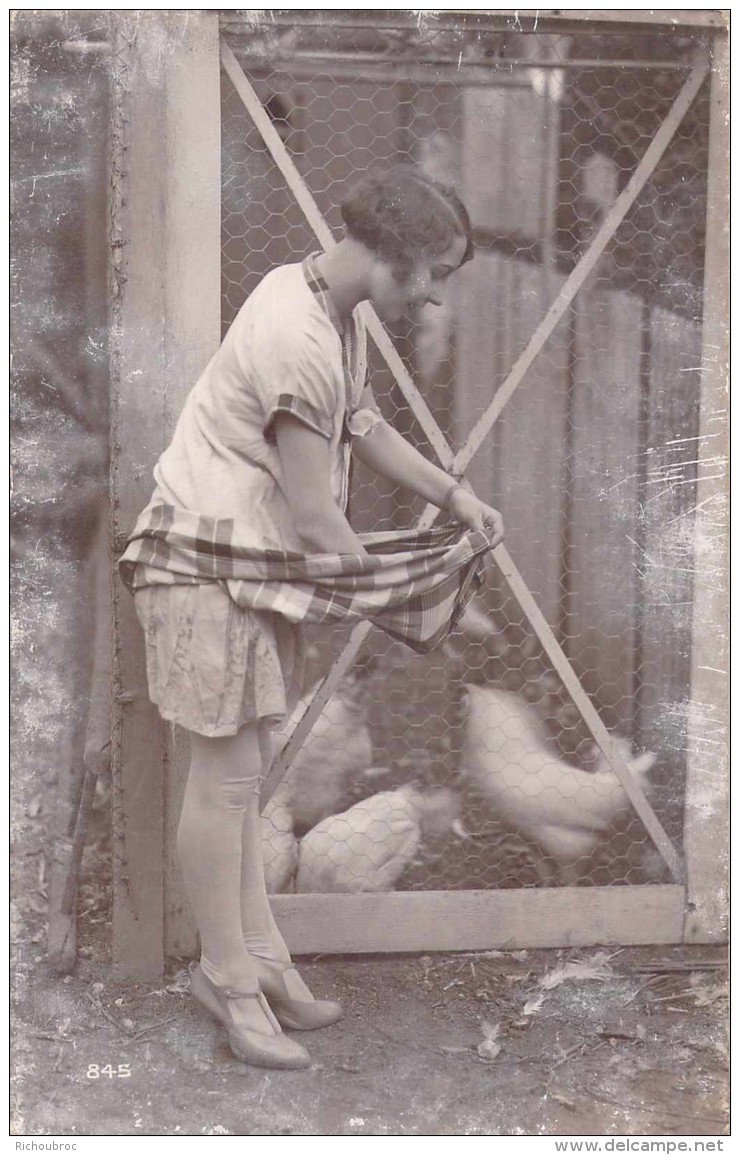 CARTE PHOTO DE FEMME NOURRISSANT DES POULES / POULAILLER - Photographie