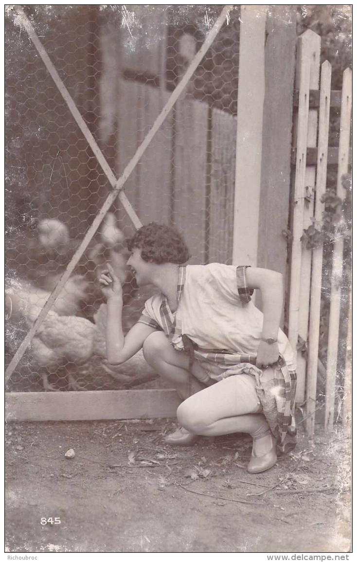 CARTE PHOTO DE FEMME DEVANT UN POULAILLER / POULES - Photographie