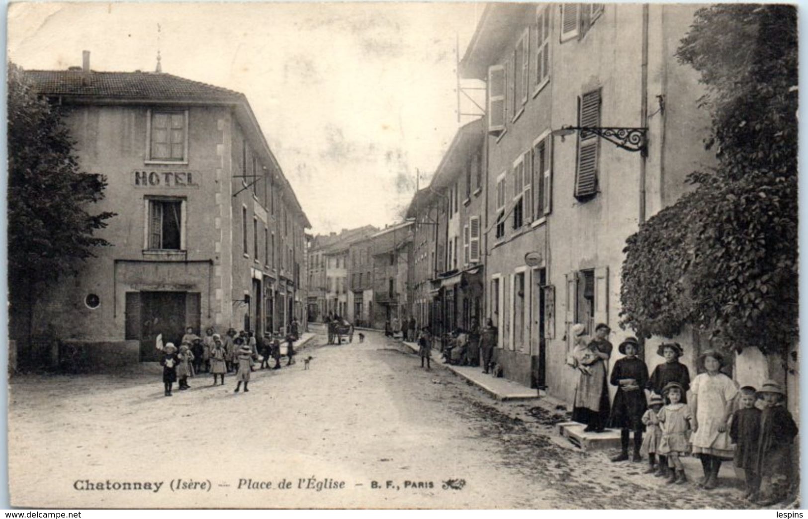 38 - CHATONNAY --  Place De L'Eglise - Châtonnay