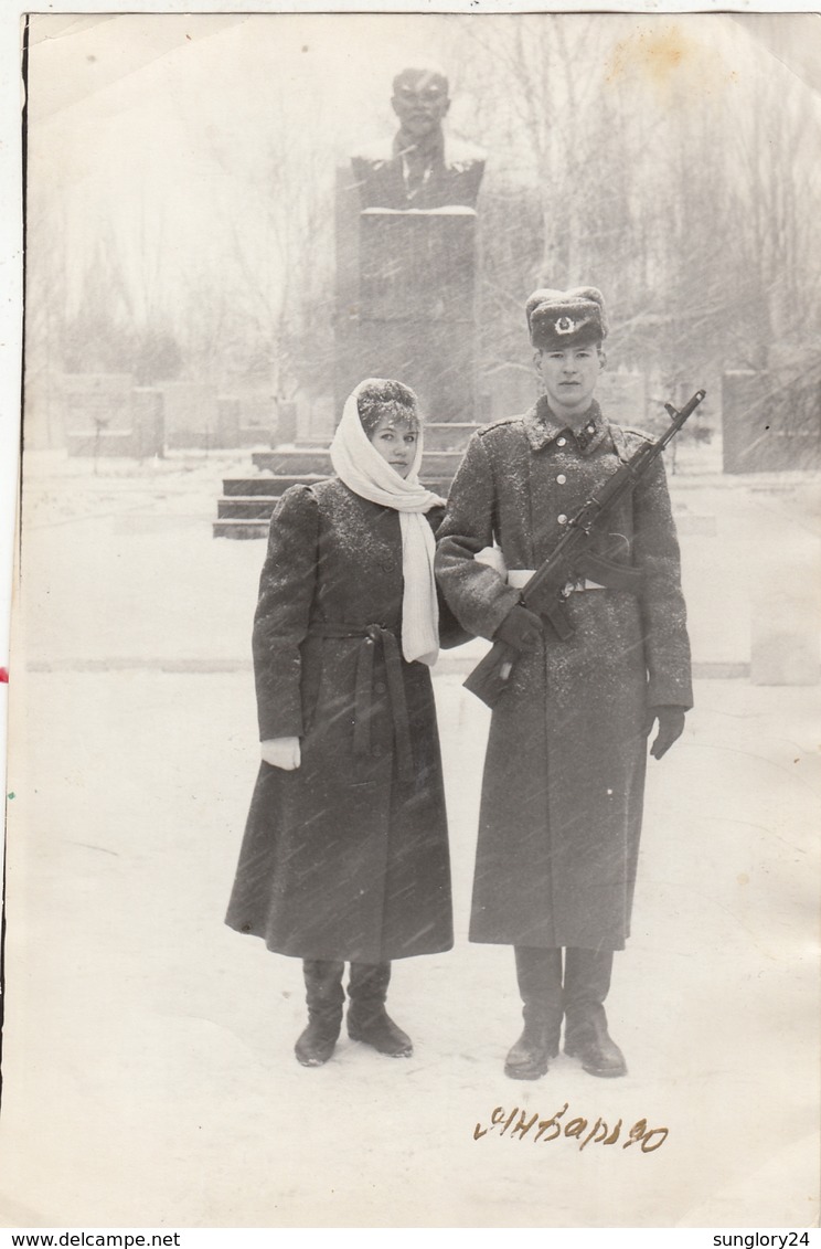 RUSSIA. A PHOTO. "THE SOVIET SOLDIER AT THE MONUMENT OF LENIN.. *** - Autres & Non Classés